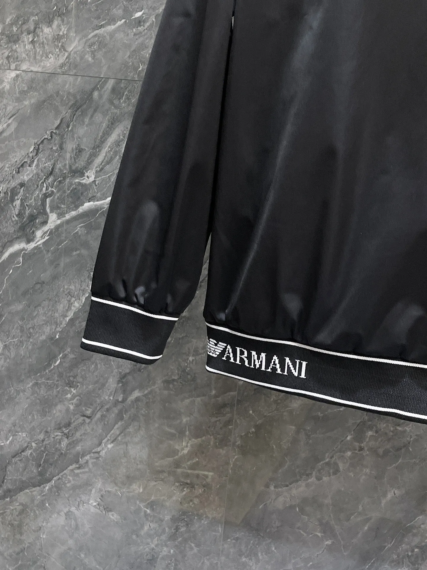 Armani official website Same Style, complete with three labels, on sale in advance. 2026 Autumn and Winter New Arrival men's jacket, Original with complete three labels, Premium version. Custom-made fabrics at the counter. Breathable, high comfort, impeccable details, brand element design concept, reflecting high quality. It feels delicate and soft, presents a casual cut, and has a great upper body shape. Sizes: M～3XL
